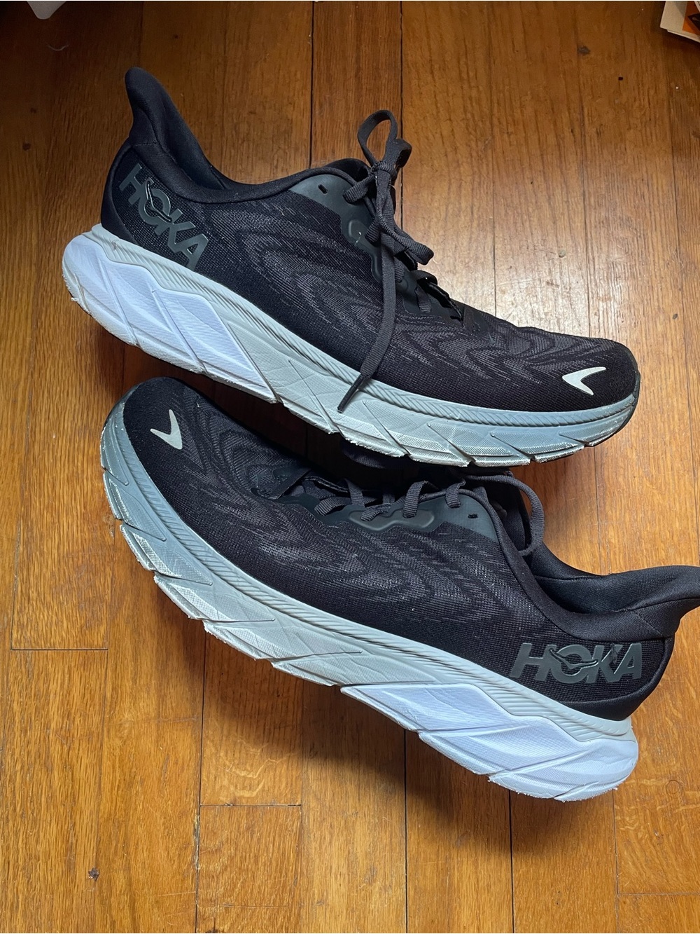 Hoka Men's Arahi 6 Black and White Neutral Cushion Running Shoes